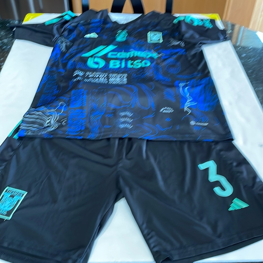 Adidas soccer set in XL.  In excellent condition.